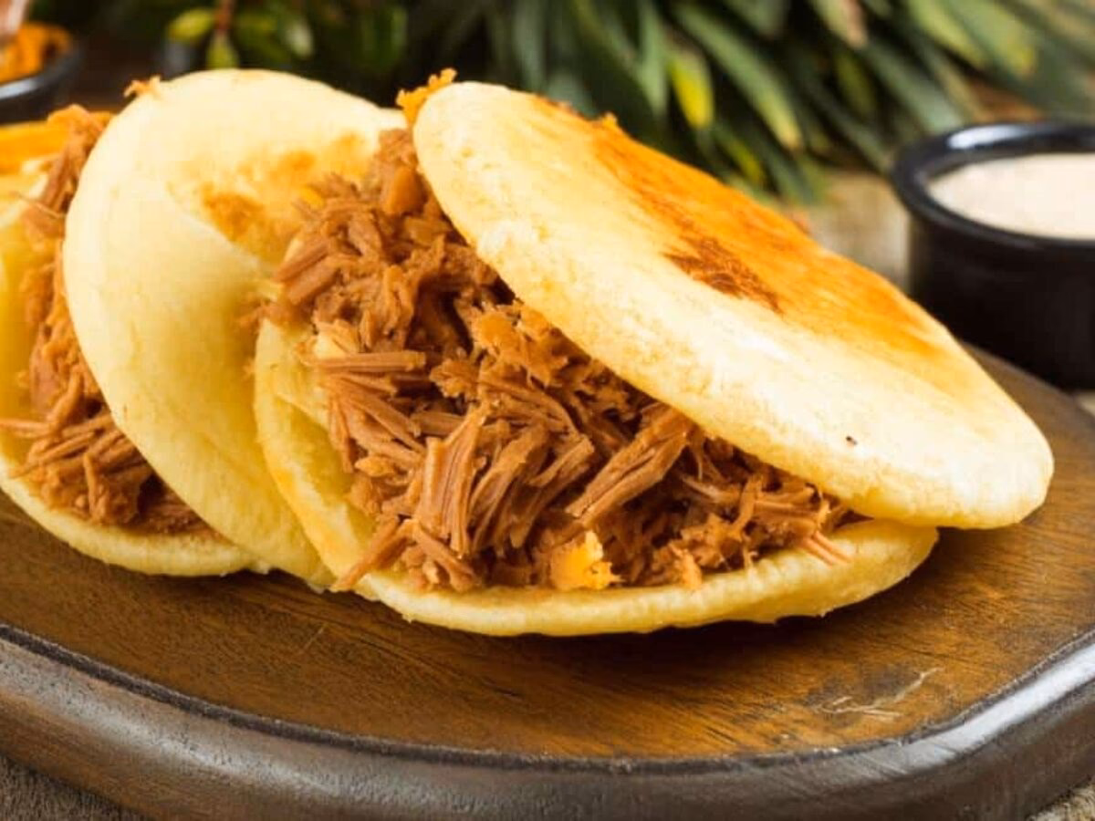 ¿Cuáles son los rellenos típicos de las arepas venezolanas?