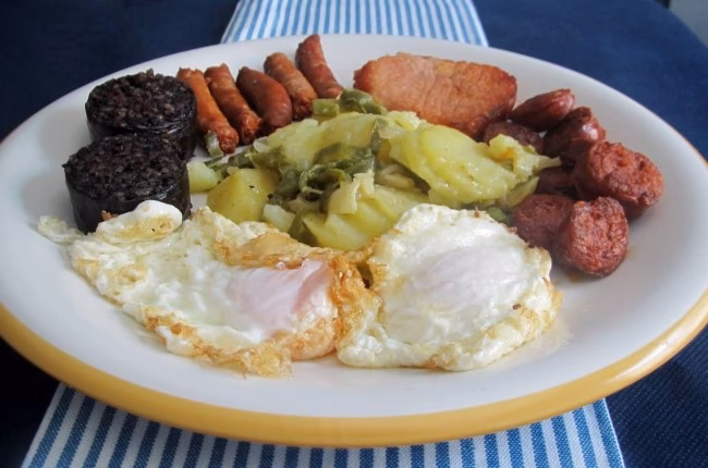 ¿Cuánto cuesta un desayuno en Granada, España?