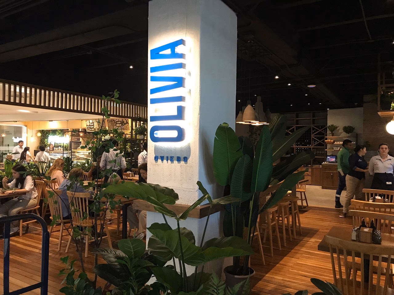 ¿Qué autobús pasa por el centro comercial Oviedo?