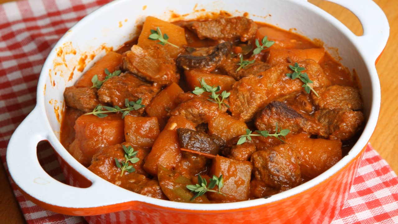 ¿Qué significa guisar en gastronomía?