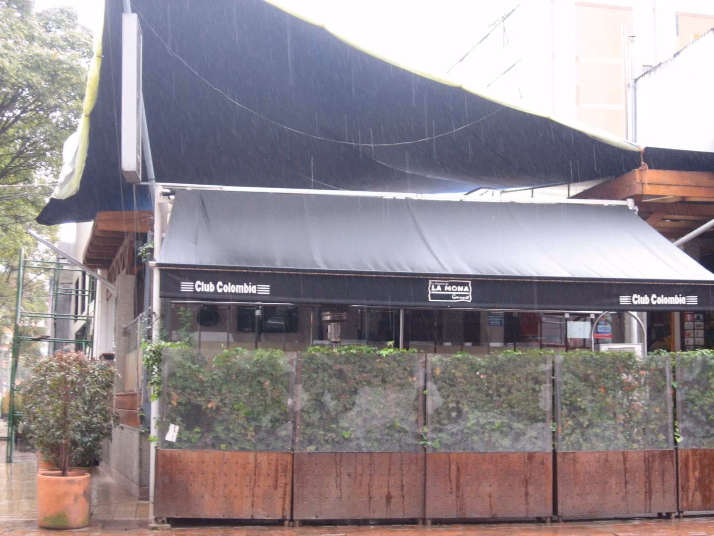 ¿Cuánto cuesta comer en el bar de la Mona?