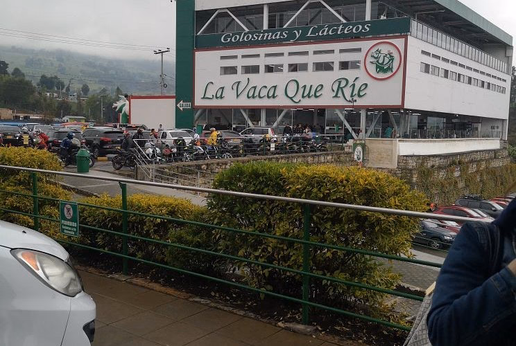 ¿Cuál es el origen de la marca La Vaca que ríe?