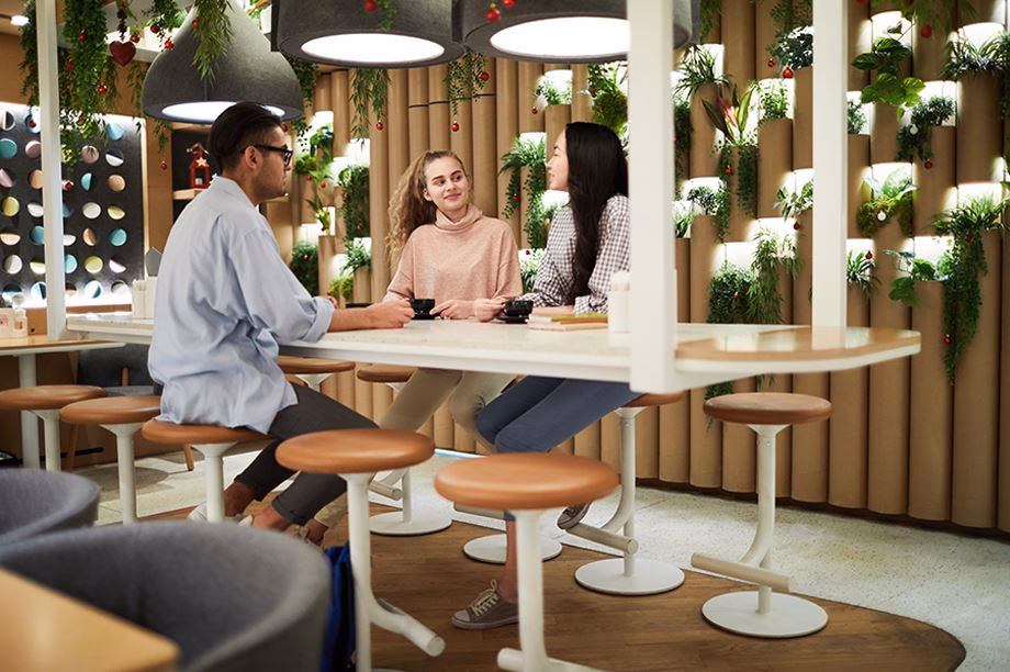 ¿Cómo se llaman las mesas altas de los restaurantes?