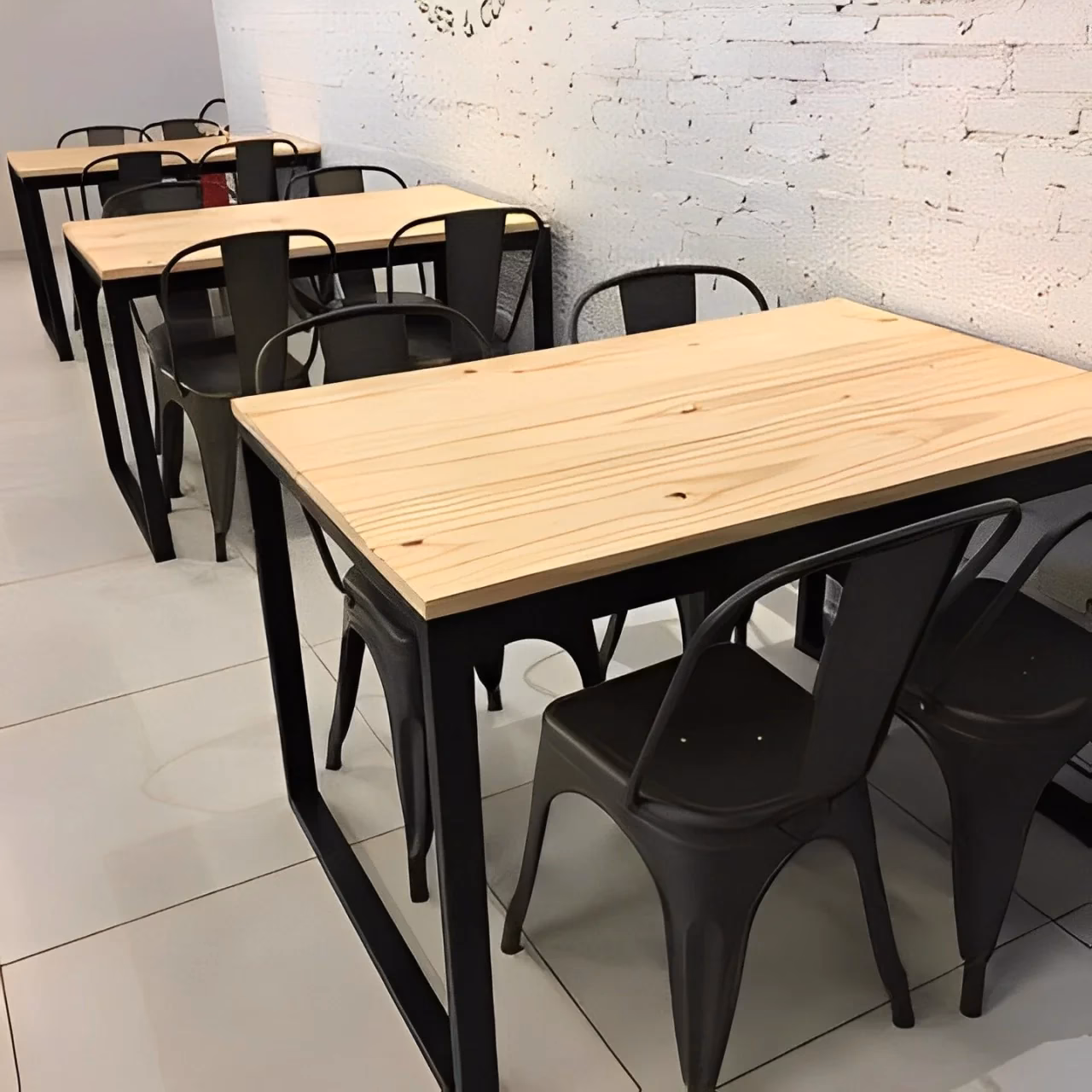 ¿Cuánto debe medir una mesa para restaurante?