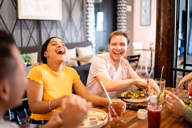 ¿Cómo se llama el personal de recepción de un restaurante?