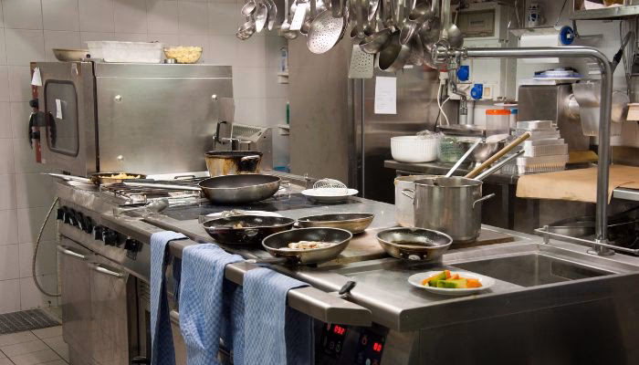 ¿Cuáles son algunos ejemplos de mala atención al cliente en restaurantes?