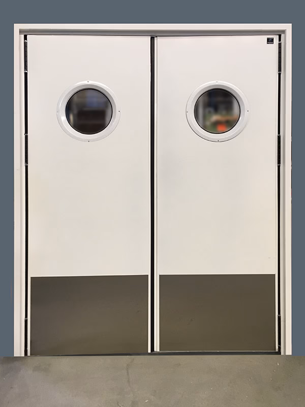 ¿Cómo se llama la puerta de la cocina de un restaurante?