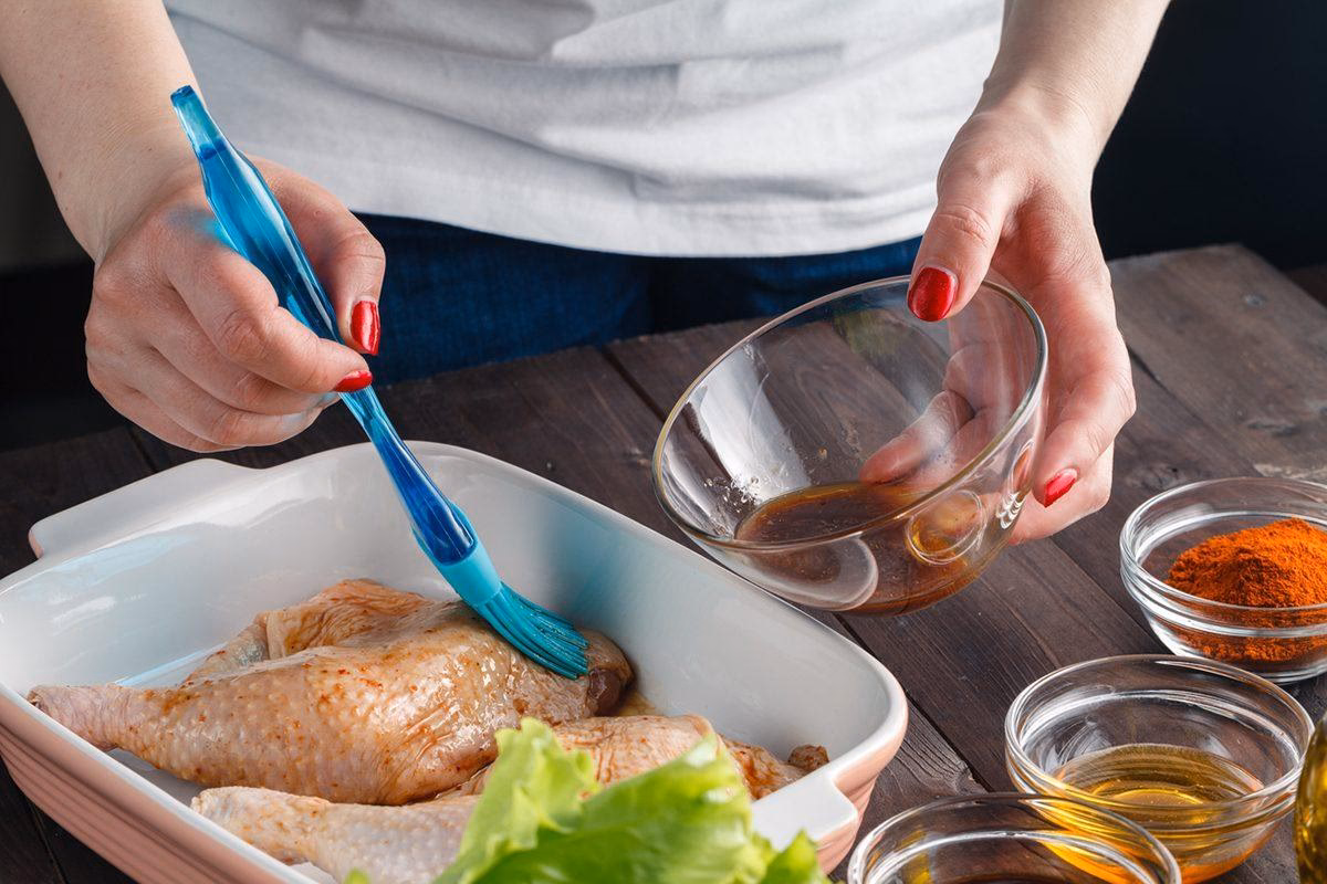 ¿Cuál es la diferencia entre adobar y marinar?