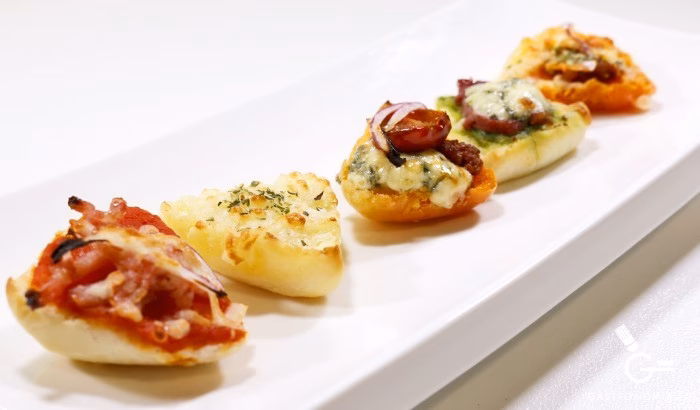 ¿Cuál es la diferencia entre bruschetta y crostini?