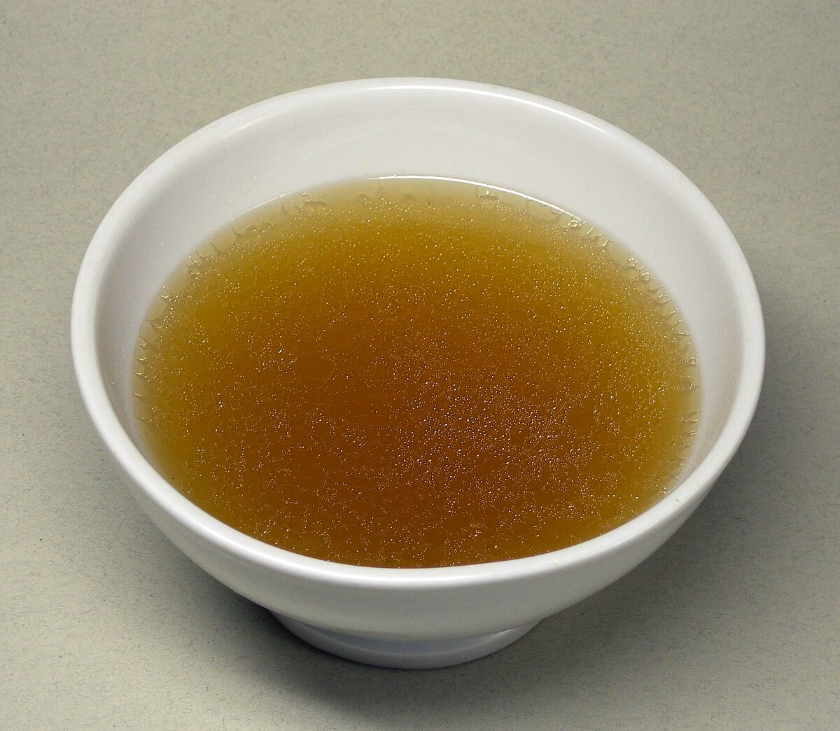 ¿Qué lleva un consomé?