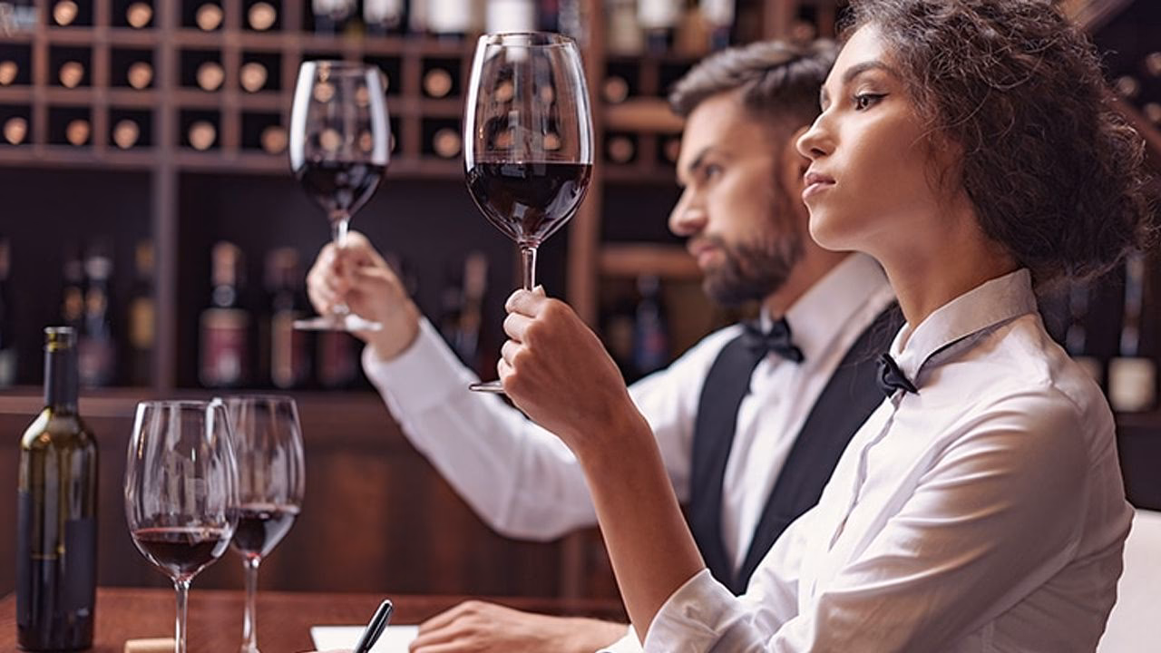 ¿Cuál es la diferencia entre un catador y un sommelier?