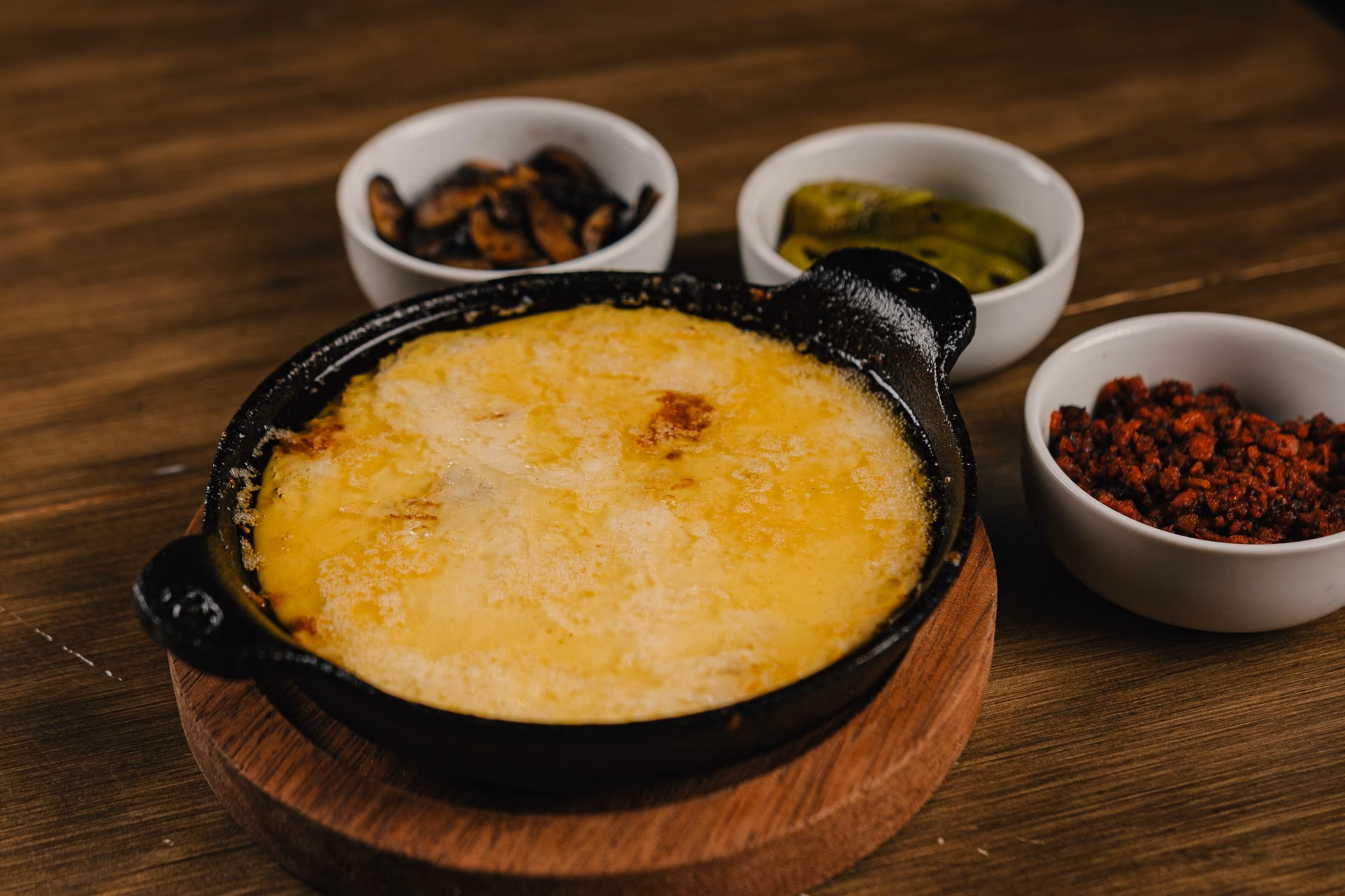 ¿Cómo se llama el plato de queso fundido?