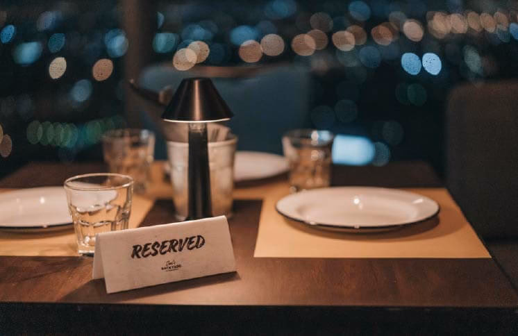 ¿Qué decir al reservar una mesa en un restaurante?