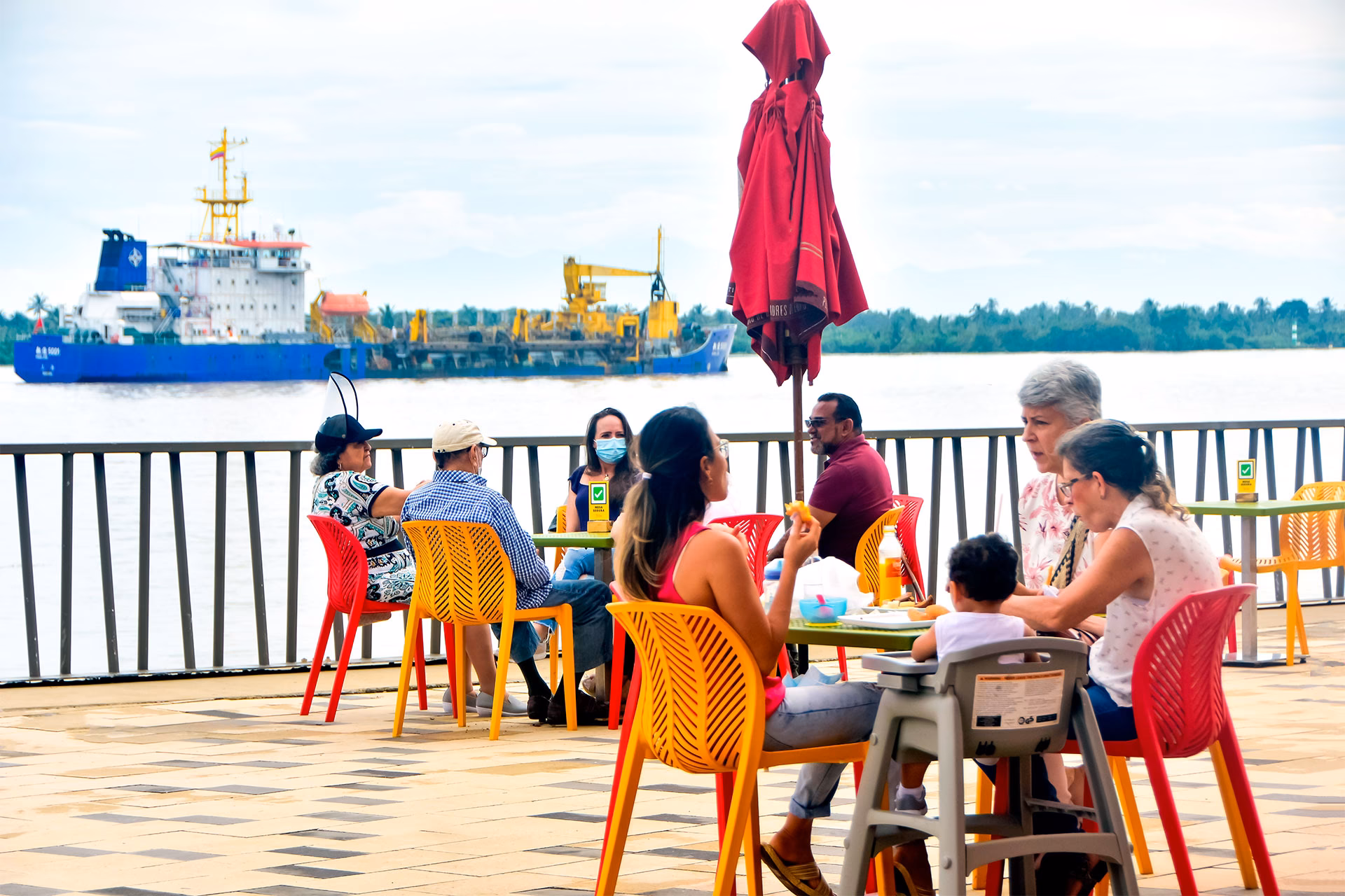 ¿Cuáles son algunos restaurantes cerca de Caimán del Río?