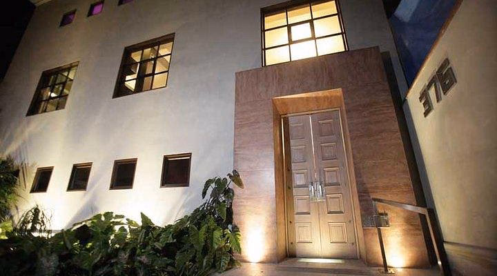 ¿Cómo puedo reservar en Central Cevichería?