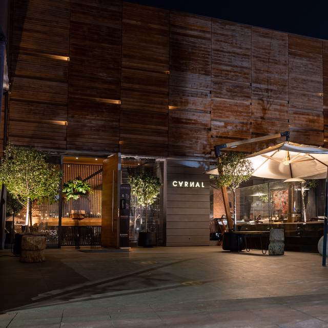 ¿Dónde puedo comer cerca del Movistar Arena?