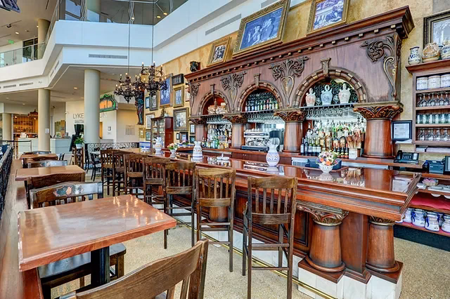 ¿Qué antigüedad tiene el restaurante Columbia en Tampa, Florida?