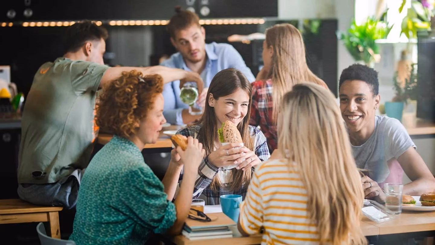 ¿Qué significa comensal en un restaurante?