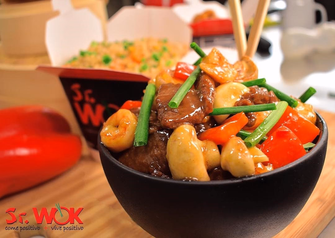 ¿Cómo se llaman los restaurantes muy populares de comida de fusión Perú-China?