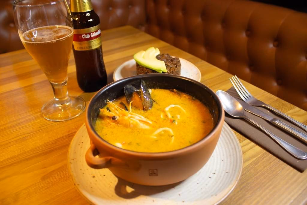 ¿La comida colombiana se considera comida española?