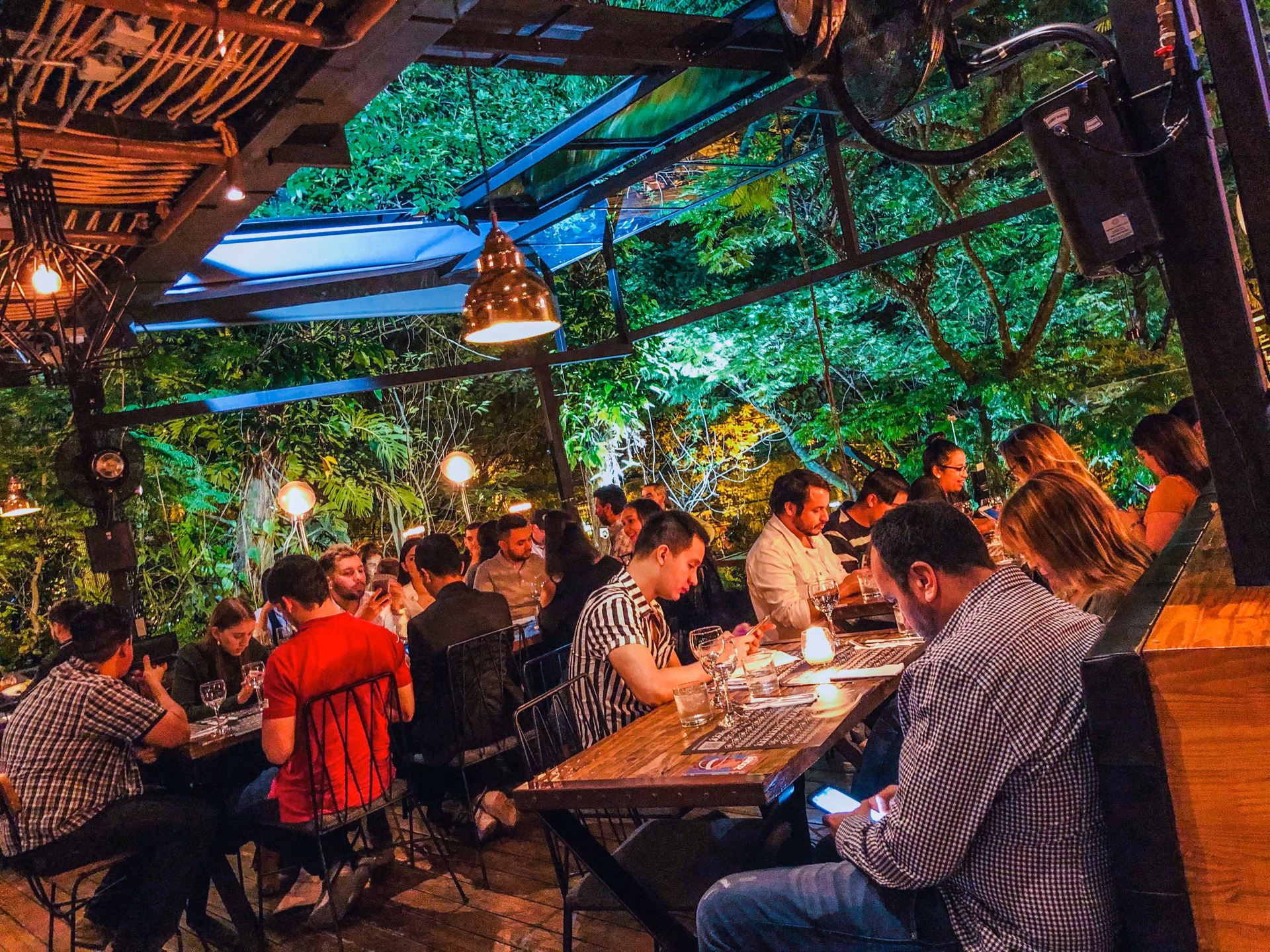 ¿Cómo se llama el restaurante de Luisito Comunica en Perú?