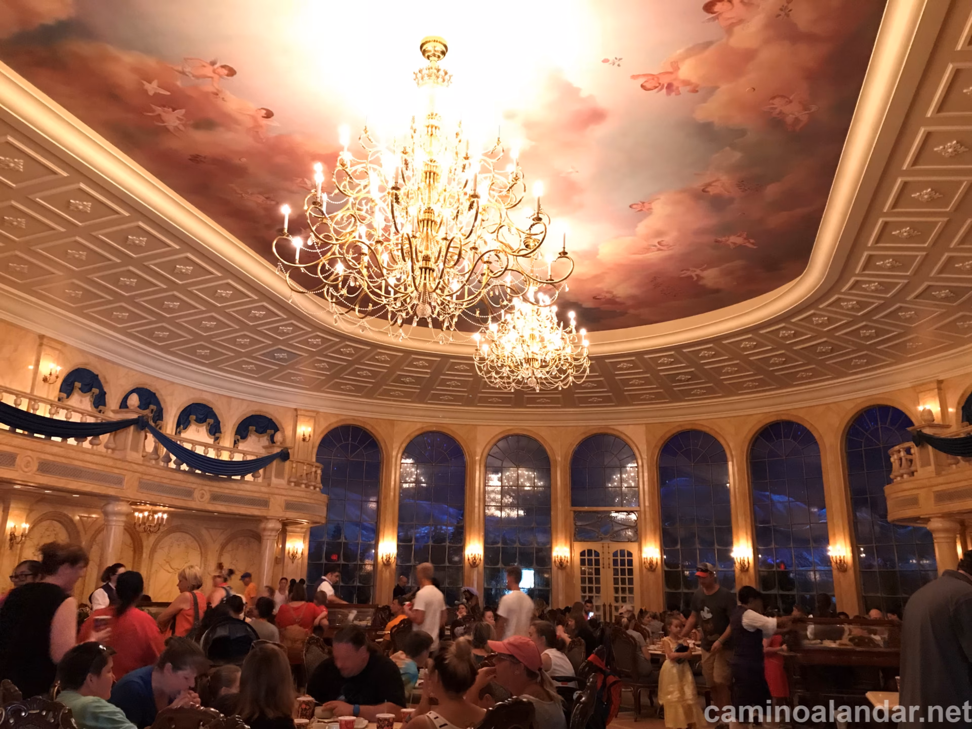 ¿Cómo se llama el restaurante de la bella y la bestia en Magic Kingdom?