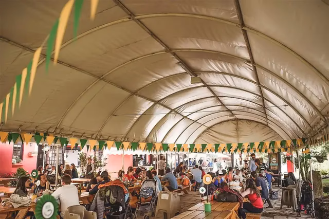 ¿Quién es el dueño del restaurante El Tambor?