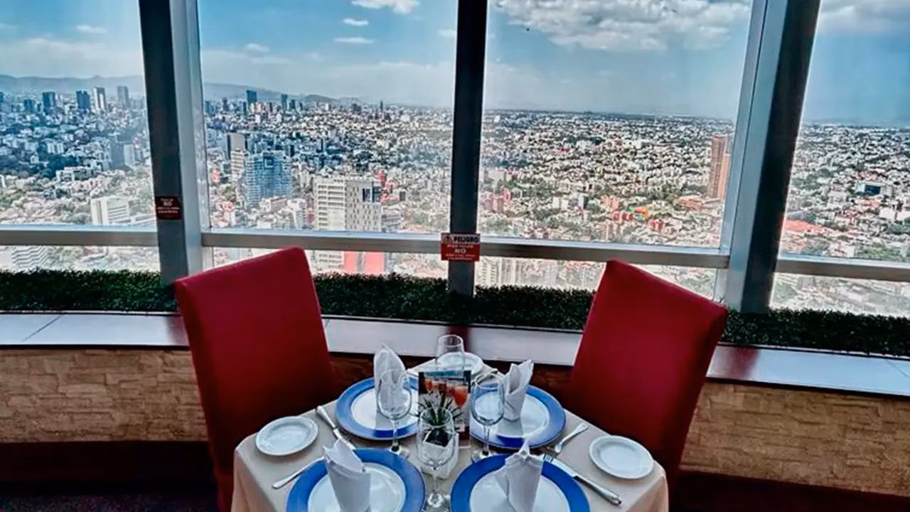 ¿Dónde está el restaurante giratorio más grande del mundo?