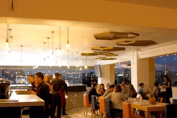 ¿Cuáles son algunos lugares románticos para parejas en Manizales?