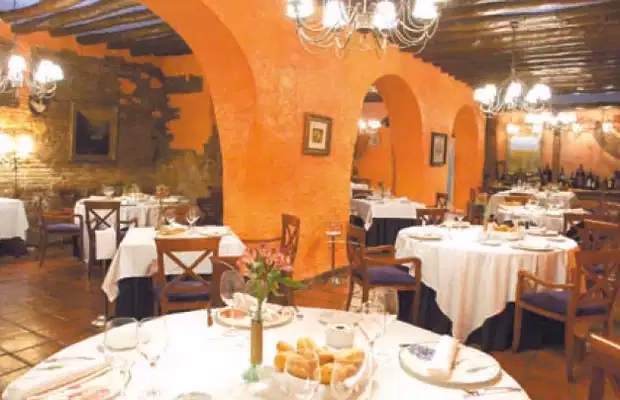 ¿Dónde está el restaurante La Clandestina en Zaragoza?