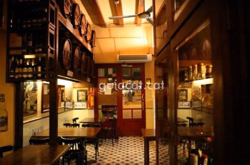 ¿Cómo puedo reservar en La bodega de la Trattoria?