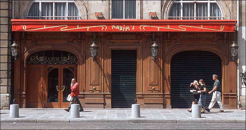 ¿Por qué es famosa la revista Maxims en París?