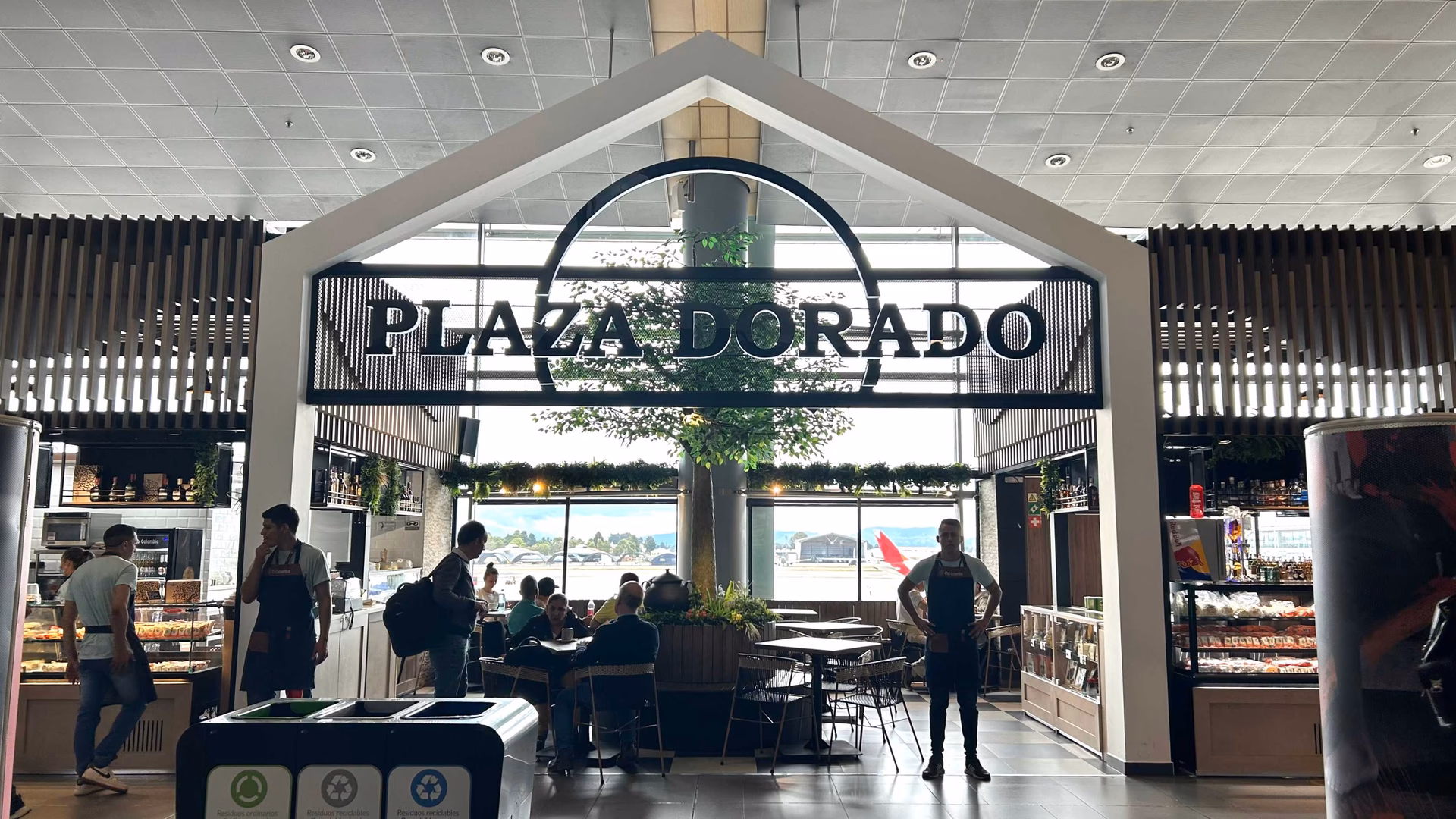 ¿Cuánto vale un almuerzo en el aeropuerto El Dorado?