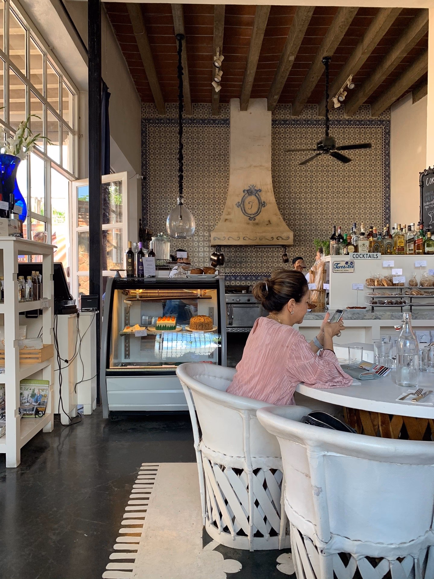 ¿Cuál es el restaurante al otro lado de la calle de la UNM?