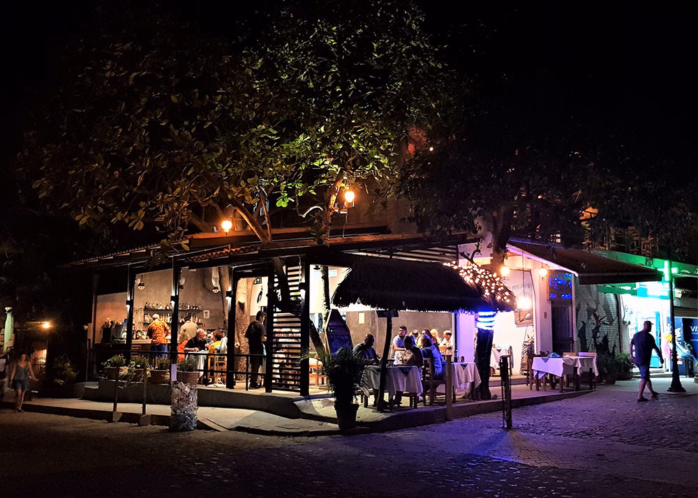 ¿Cuáles son algunos restaurantes cerca del aeropuerto de Cartagena?