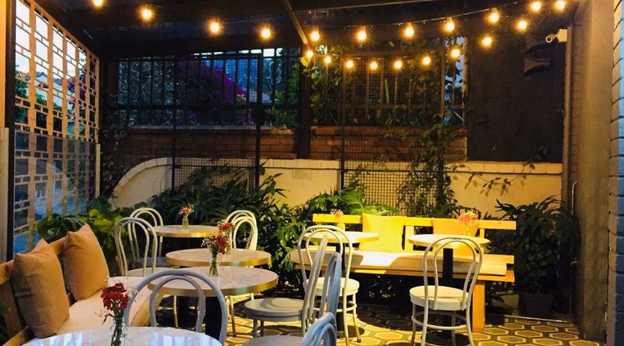 ¿Qué significa deli en los restaurantes?