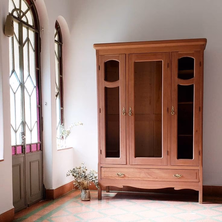 ¿Cómo se llama la madera que va atrás de los roperos?