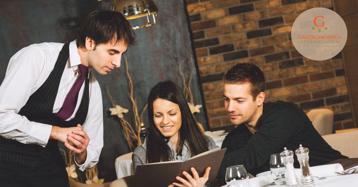 ¿Cuáles son las funciones del servicio al cliente en un restaurante?